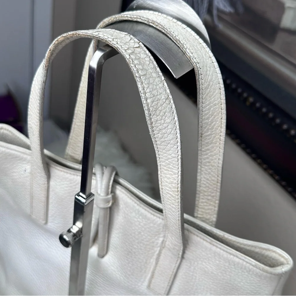 Elegant Burberry White Leather Tote Bag - Picture 9 of 16